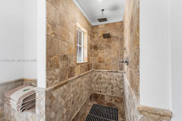 Large shower, separat tub