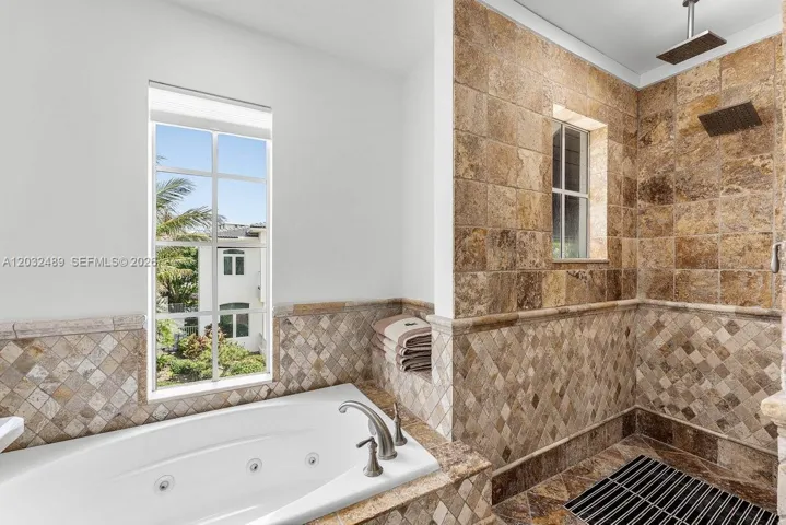 Jacuizzi tum and separate shower