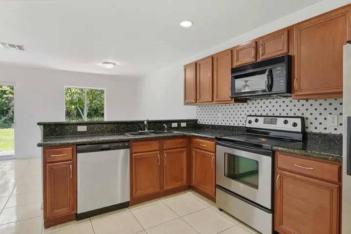 2257 SW Marshfield Ct_Vinesha Clark_16