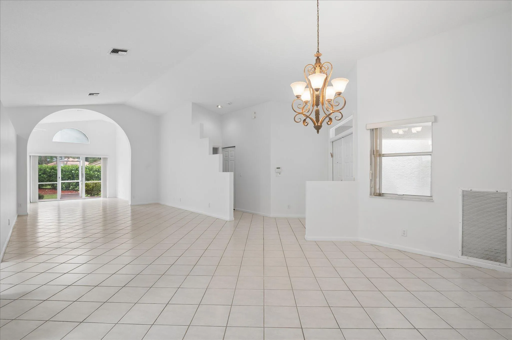 LIVING ROOM / DINING ROOM