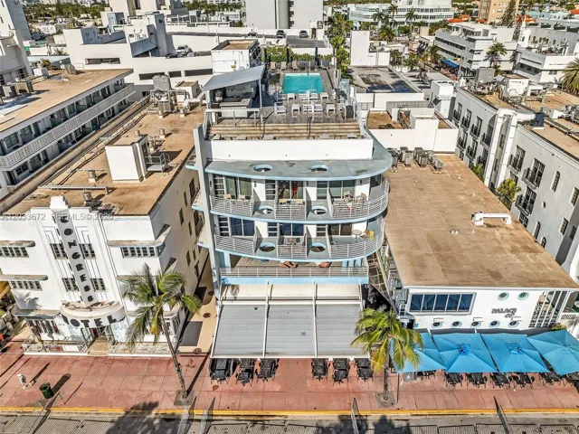Roftop Pool with 360 Views of the Beach and the City