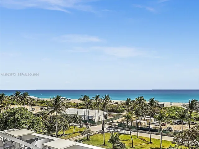 Roftop Pool with 360 Views of the Beach and the City