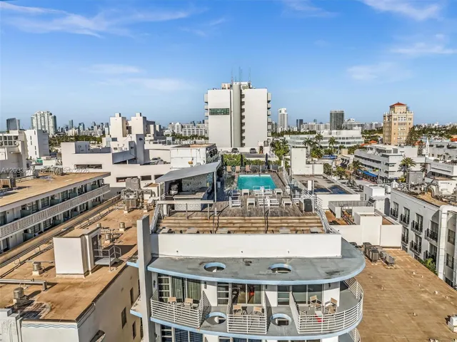 Roftop Pool with 360 Views of the Beach and the City