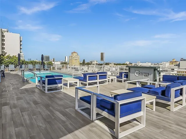Roftop Pool with 360 Views of the Beach and the City