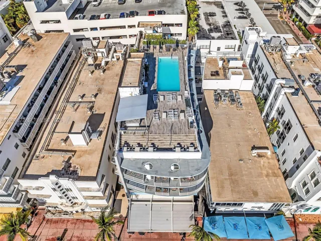 Roftop Pool with 360 Views of the Beach and the City