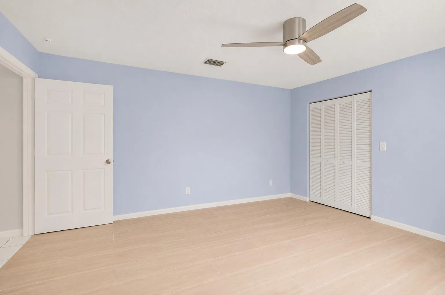 staged ensuite 2 no furniture