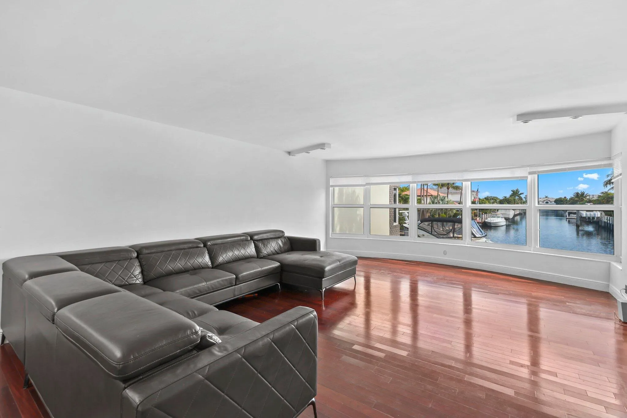 3121 Northeast 51st St - 13.jpg-SMALL