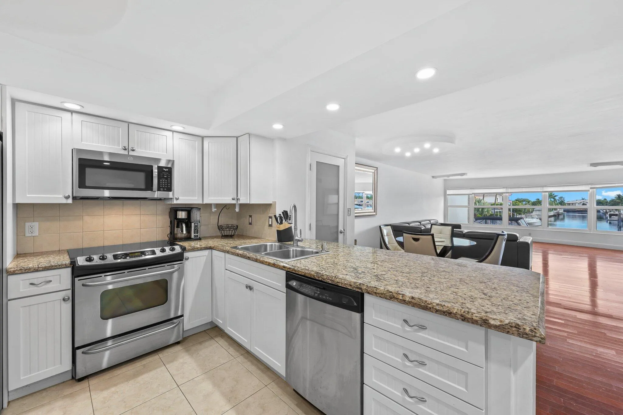 3121 Northeast 51st St - 20.jpg-SMALL