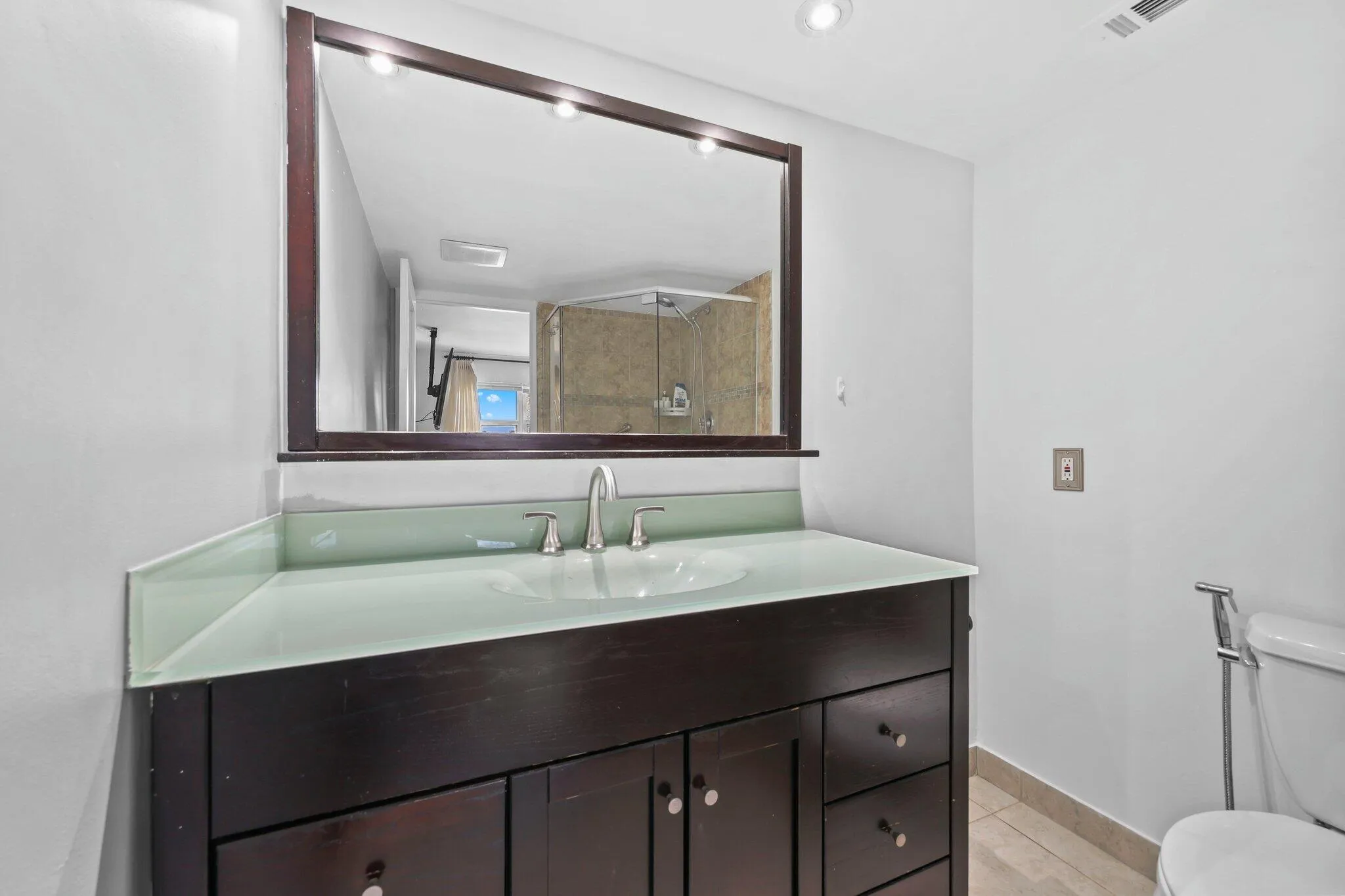 3121 Northeast 51st St - 35.jpg-SMALL