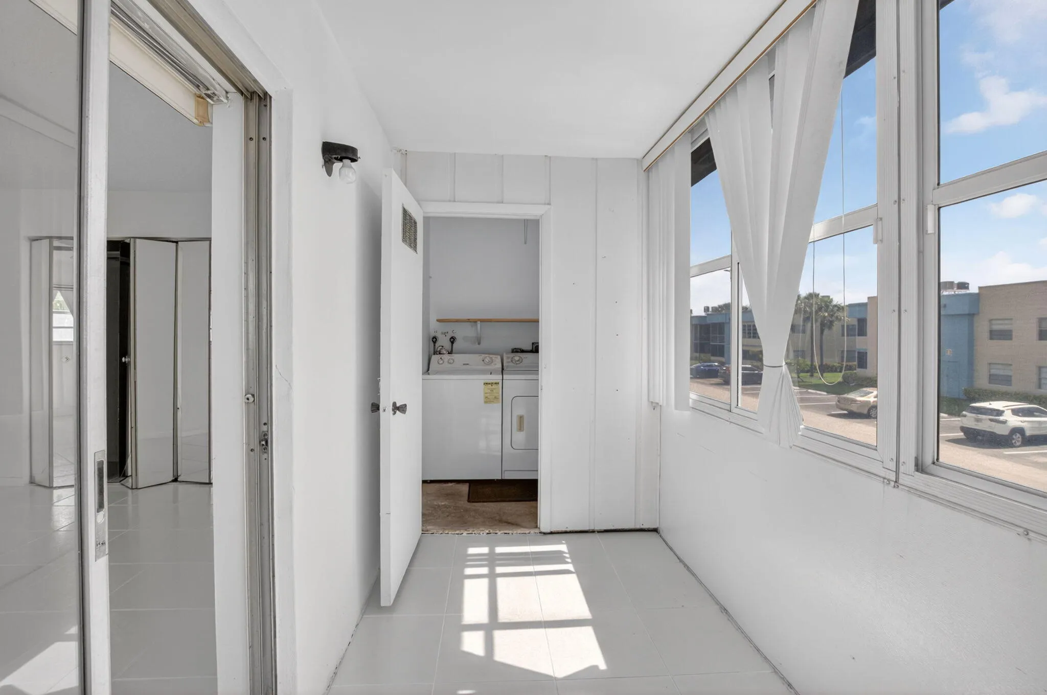 LANAI PERFECT FOR OFFICE/DEN SPACE