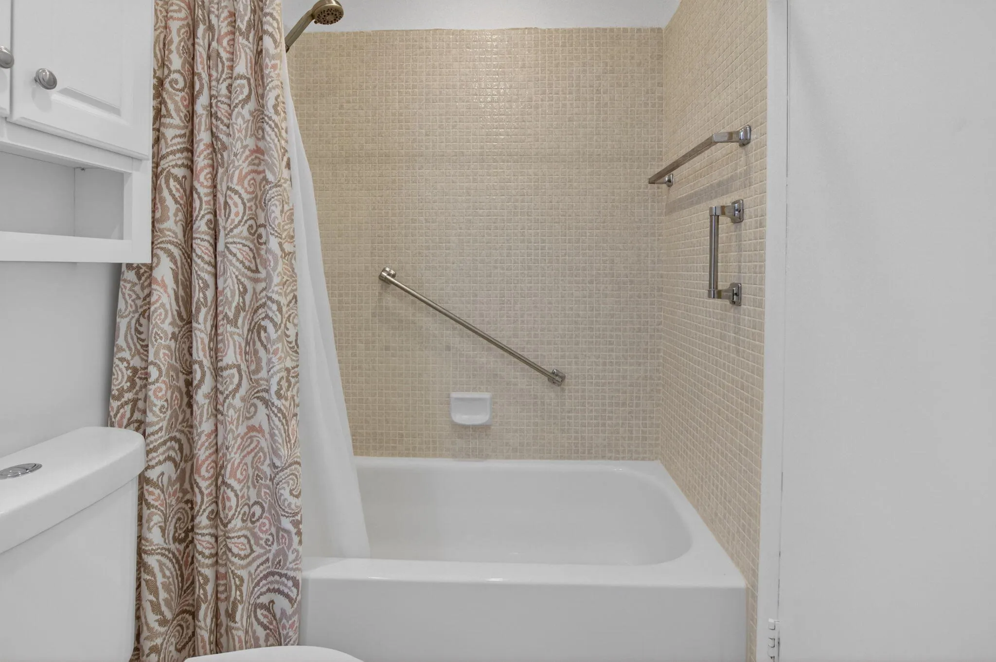 PRISTINE TILED SHOWER/TUBTUB/SHOWER