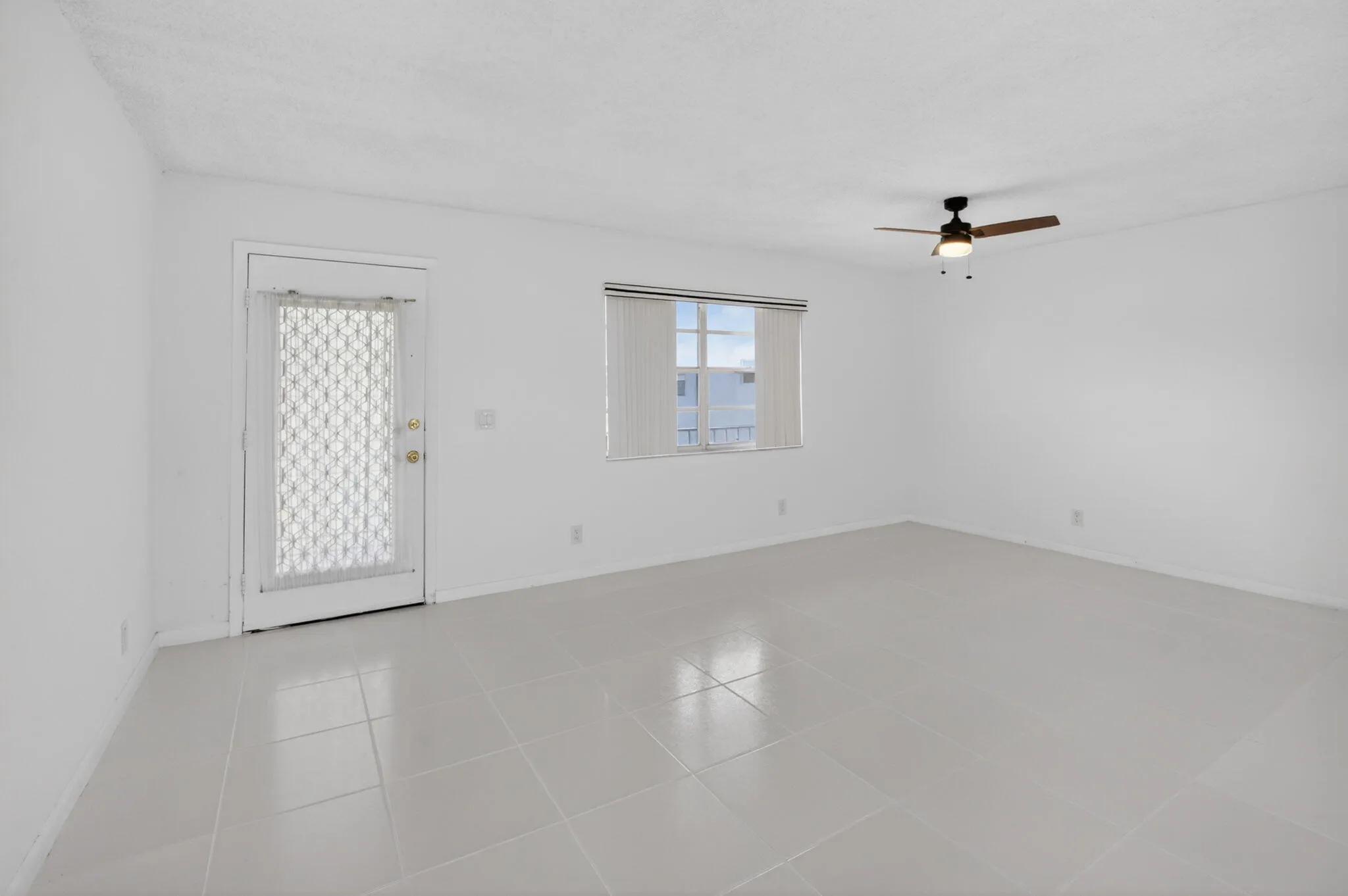 CLEAN AND FRESH WHITE TILE FLOORS