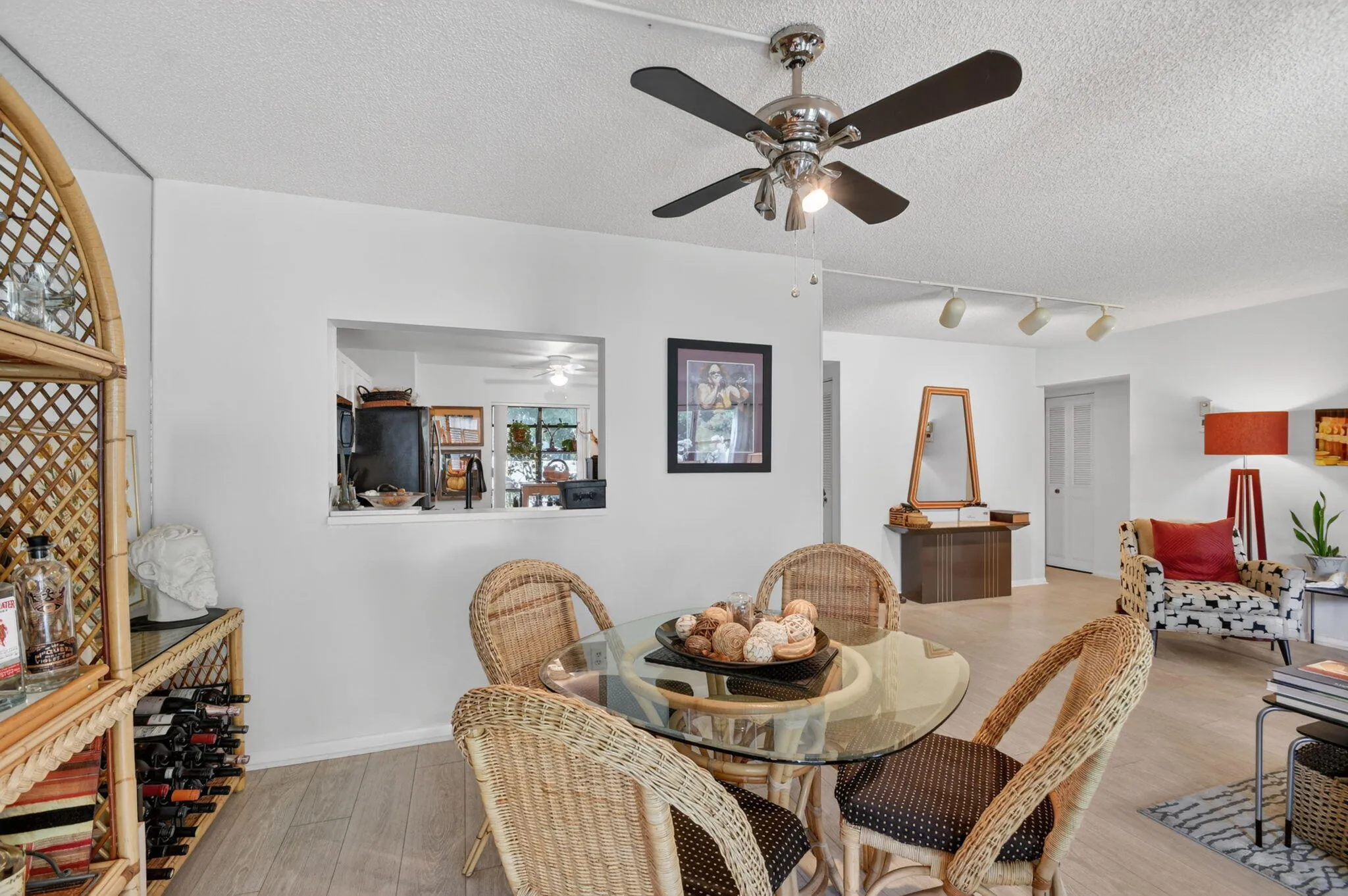 Pass through from kitchen to dining room