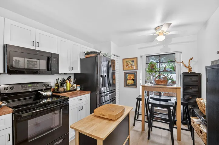 Bay window Eat in Kitchen