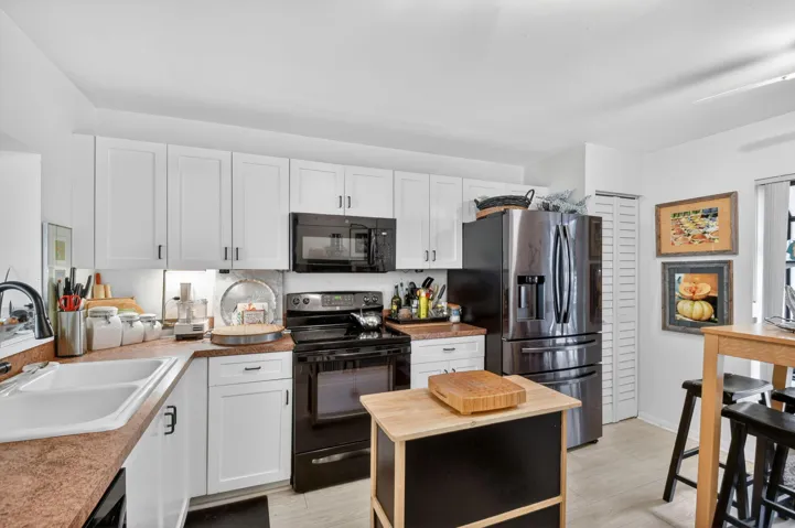 Island kitchen/ White cabinets