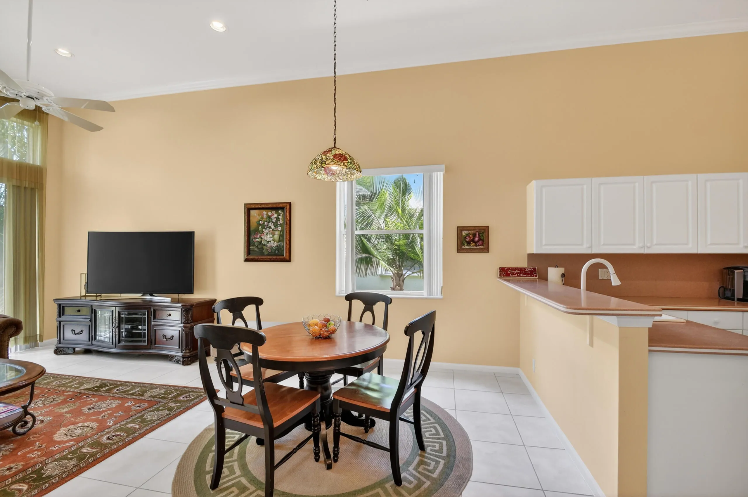 Breakfast Area & Kitchen