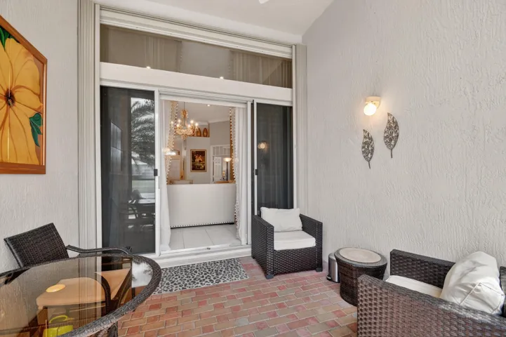 Private Screened Entry Patio