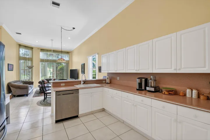 Spacious Kitchen with Breakfast Bar