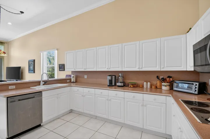 Kitchen Counter & Prep Area