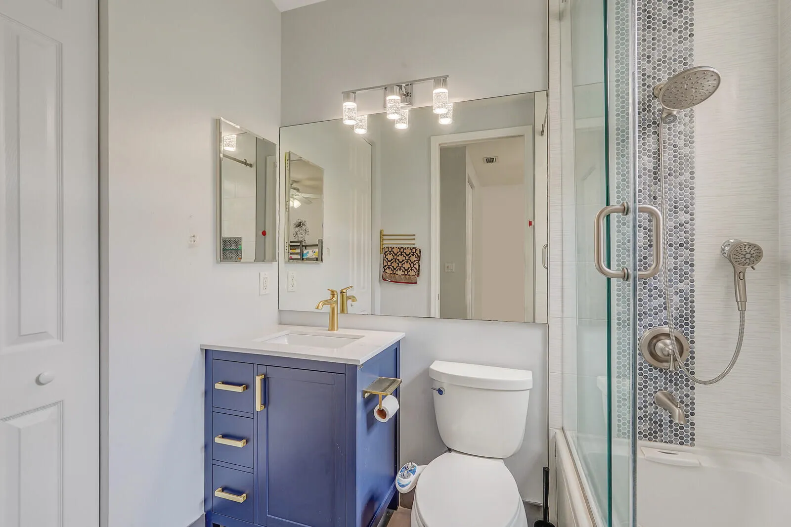 PRIVATE BATHROOM TO GUEST BEDROOM 3