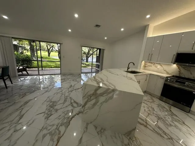 Under the island, half wall with porcelain rectified