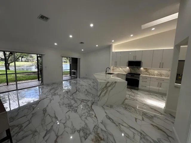 Floor with 46/46 inch porcelain rectified
