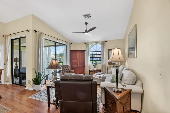 SPACIOUS LIVING ROOM