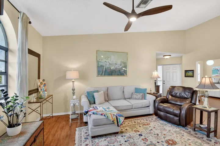 SPACIOUS LIVING ROOM