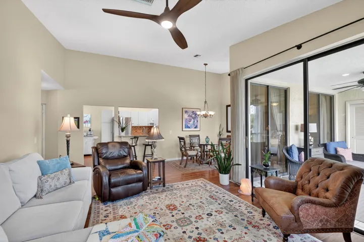 SPACIOUS LIVING ROOM