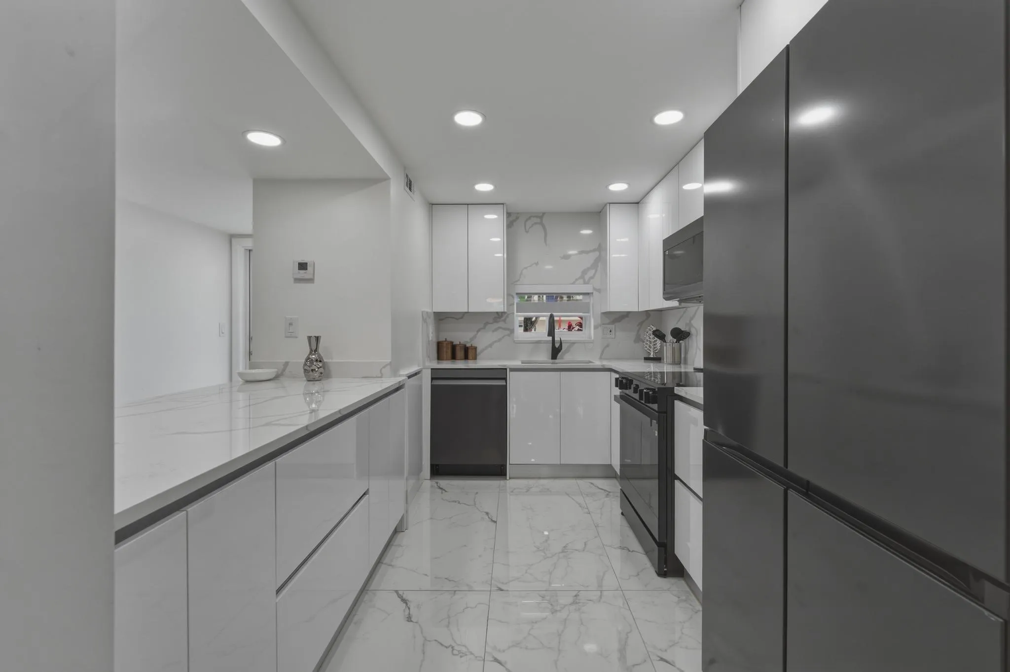 11B. Full Kitchen Nice