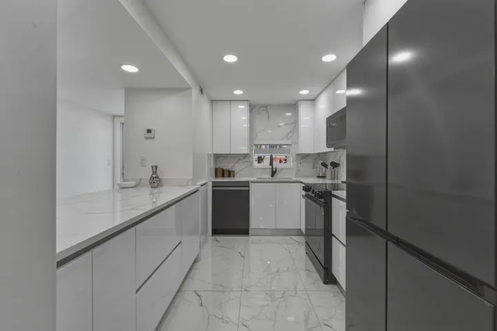 11B. Full Kitchen Nice