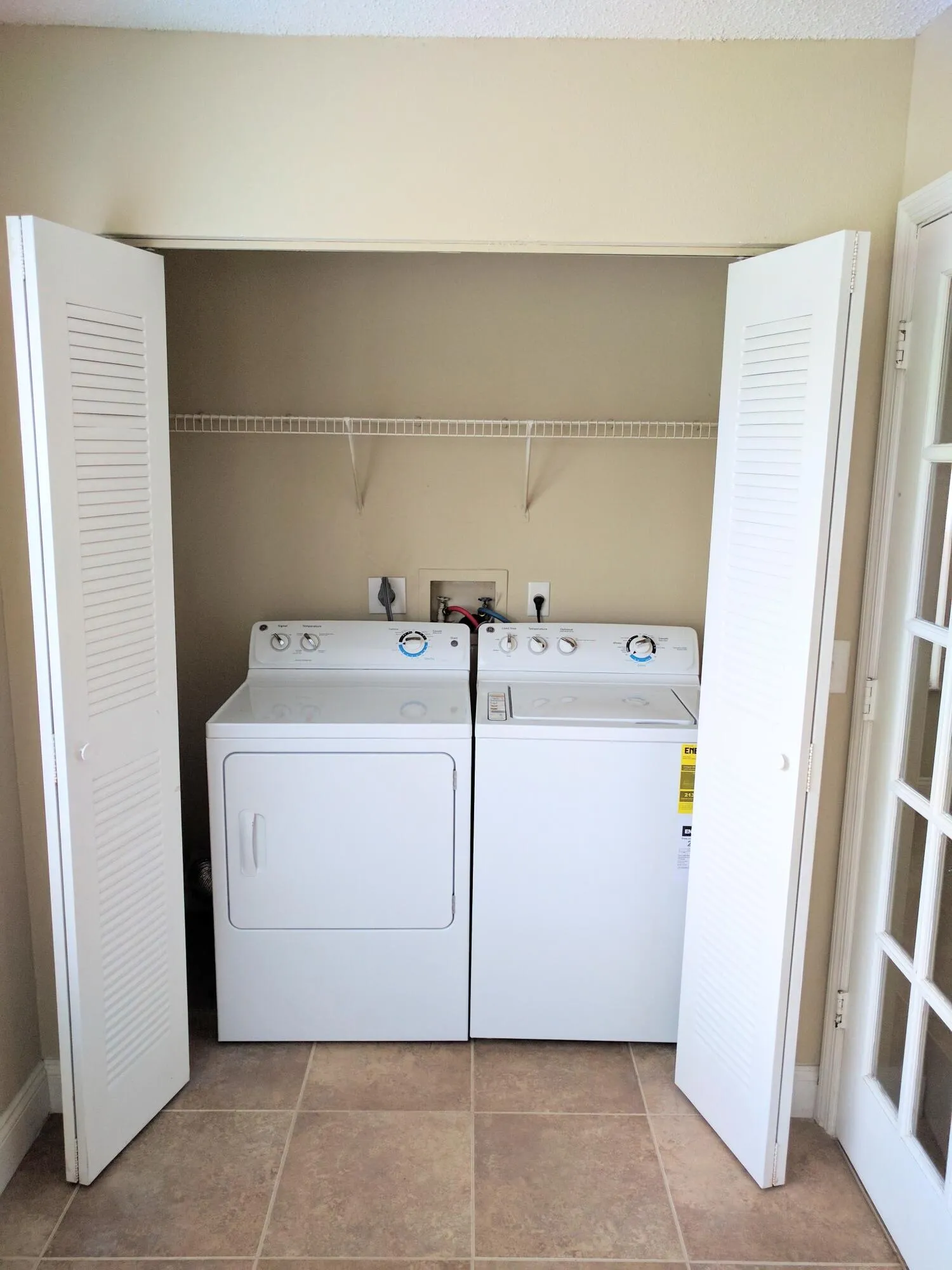 LAUNDRY CLOSET