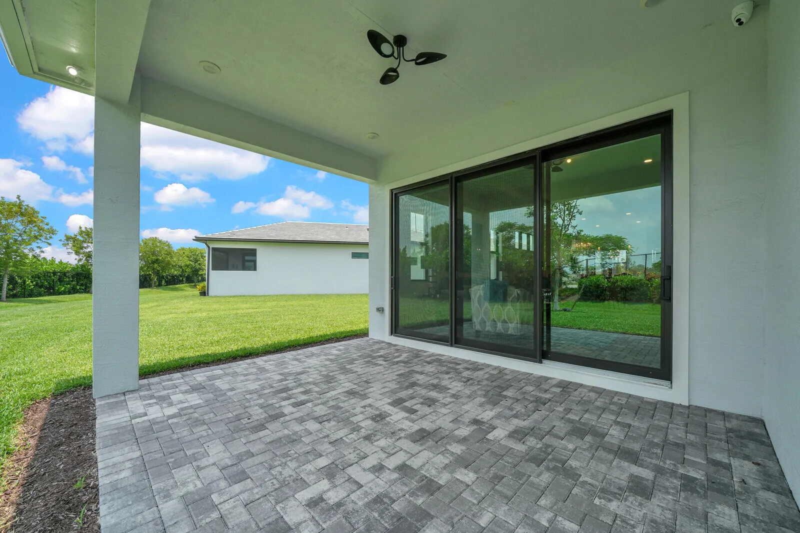 Covered patio featuring a paver surface