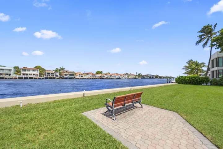 Private Sitting Area - Intracoastal