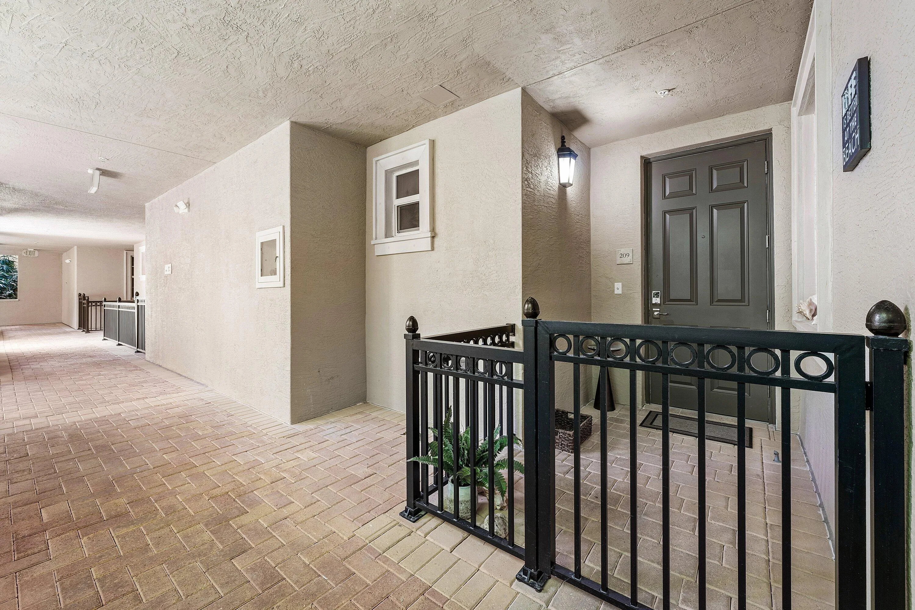 035-4445ElMarDrive-2209-LauderdalebytheS