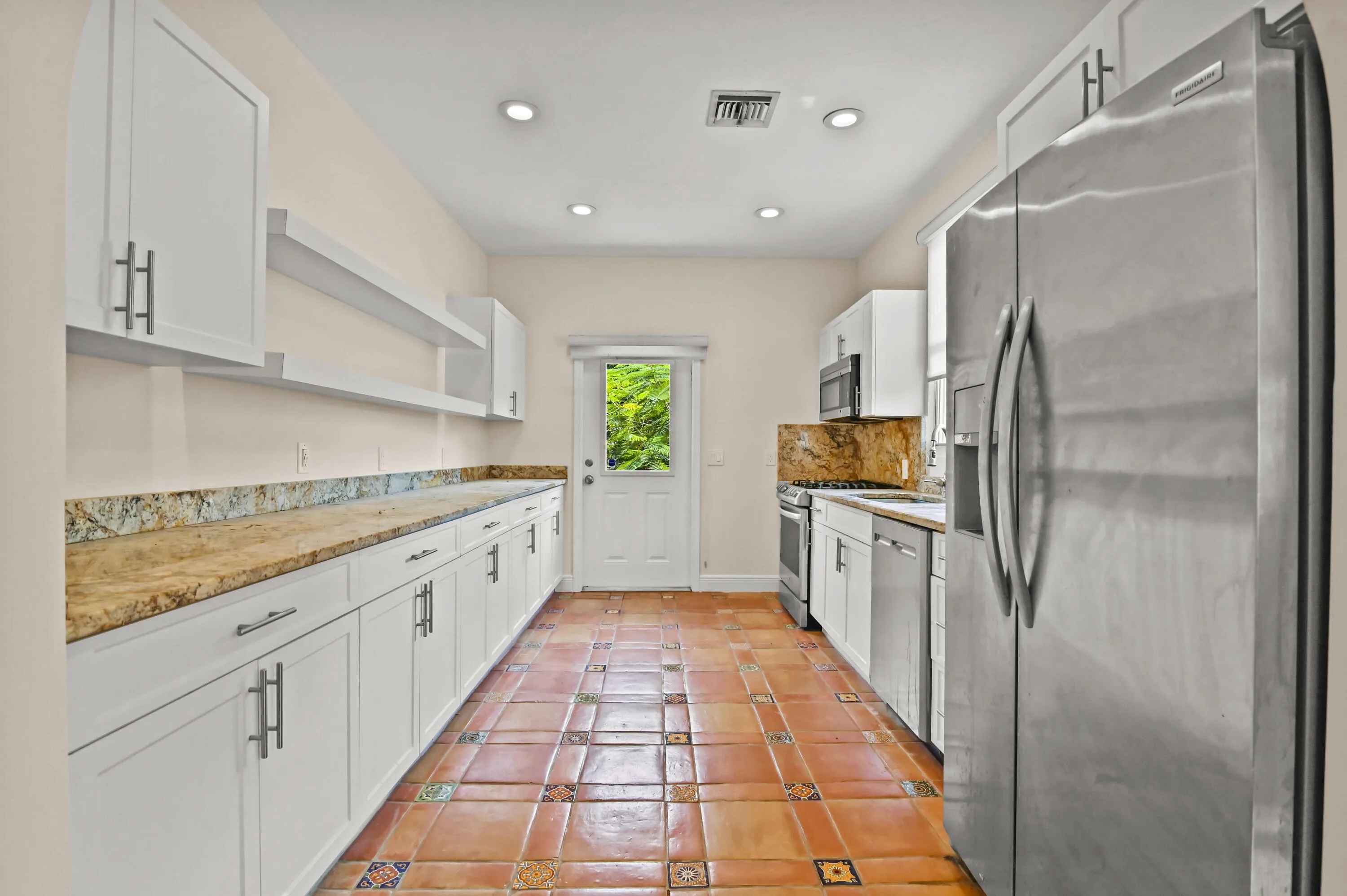 12 Kitchen 01