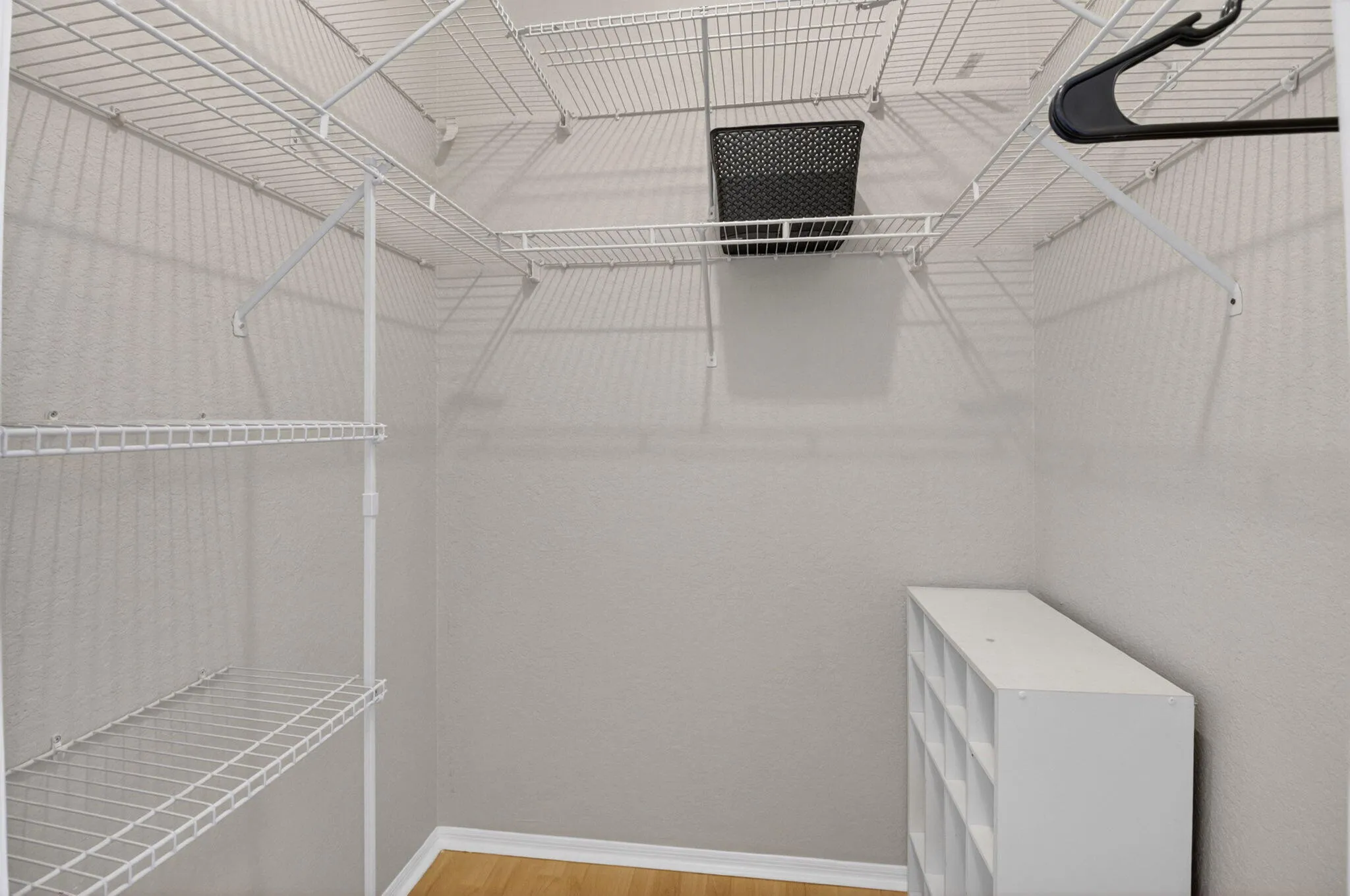 MASTER WALK-IN CLOSET