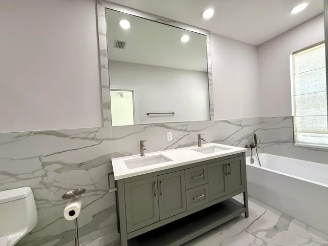 Master bath double vanity & soaking tub