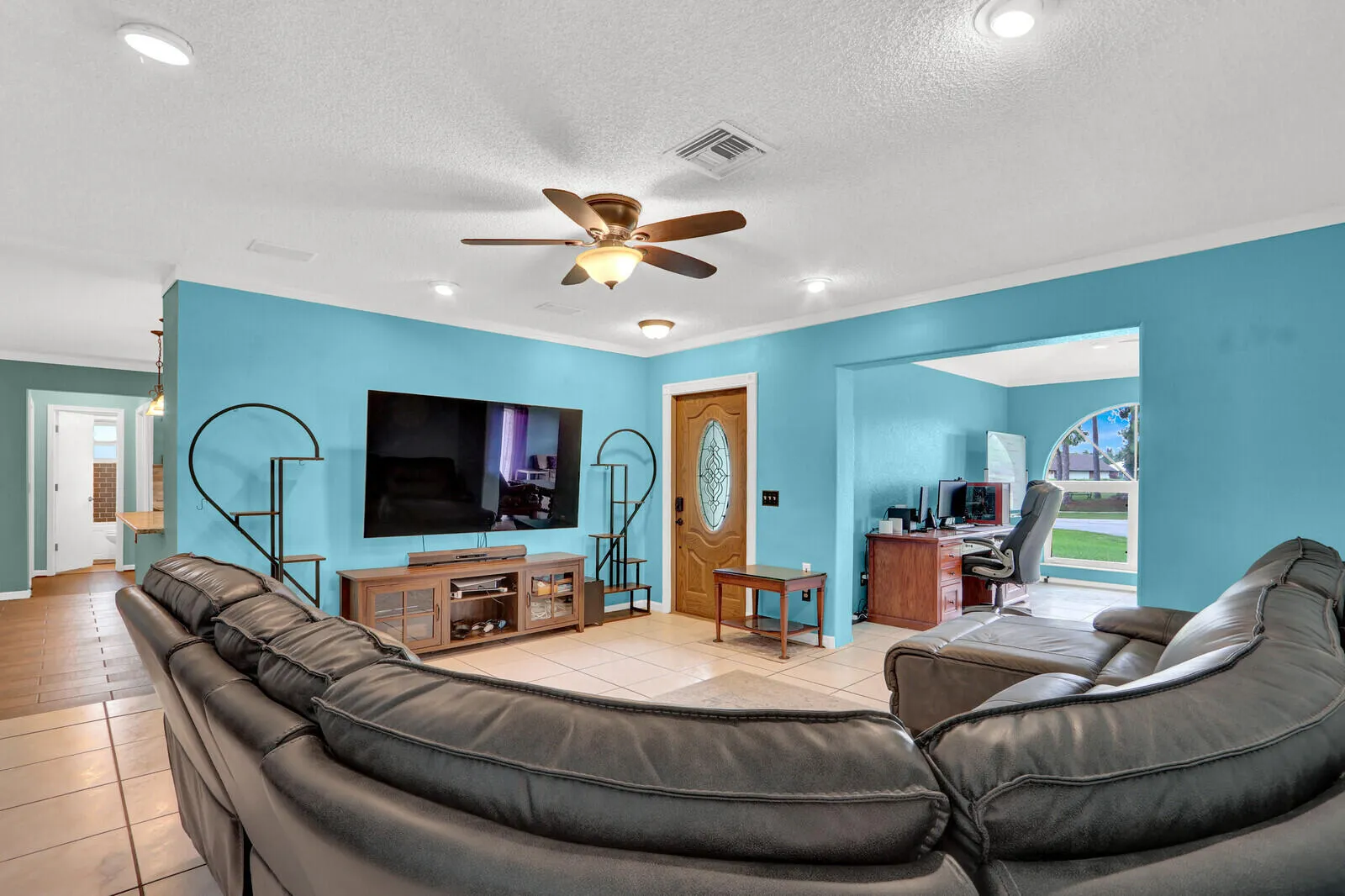 ENTRANCE / LIVING ROOM
