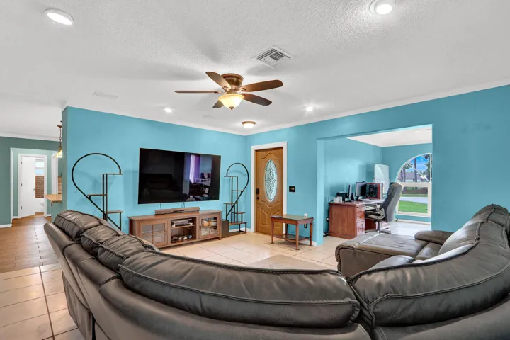 ENTRANCE / LIVING ROOM
