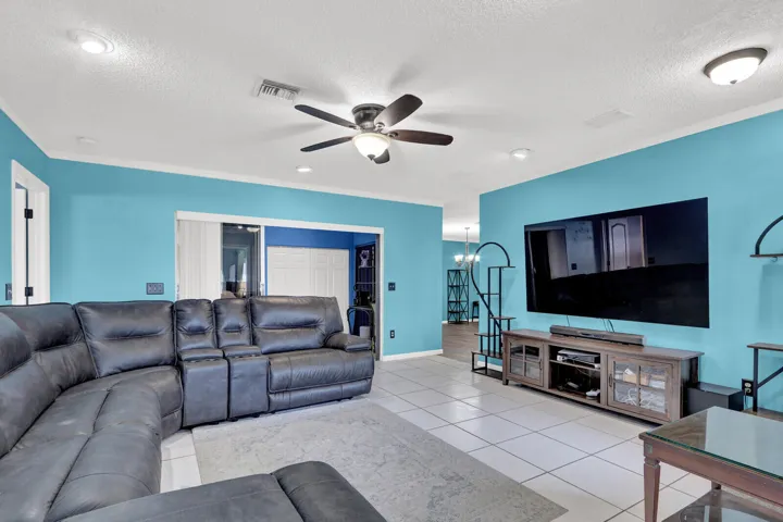 ENTRANCE / LIVING ROOM