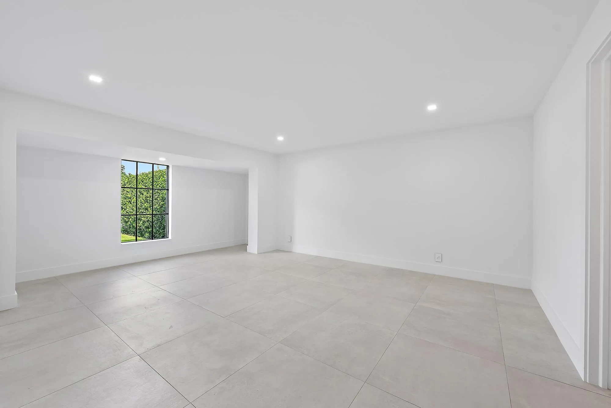 391 W Riverside Dr-14