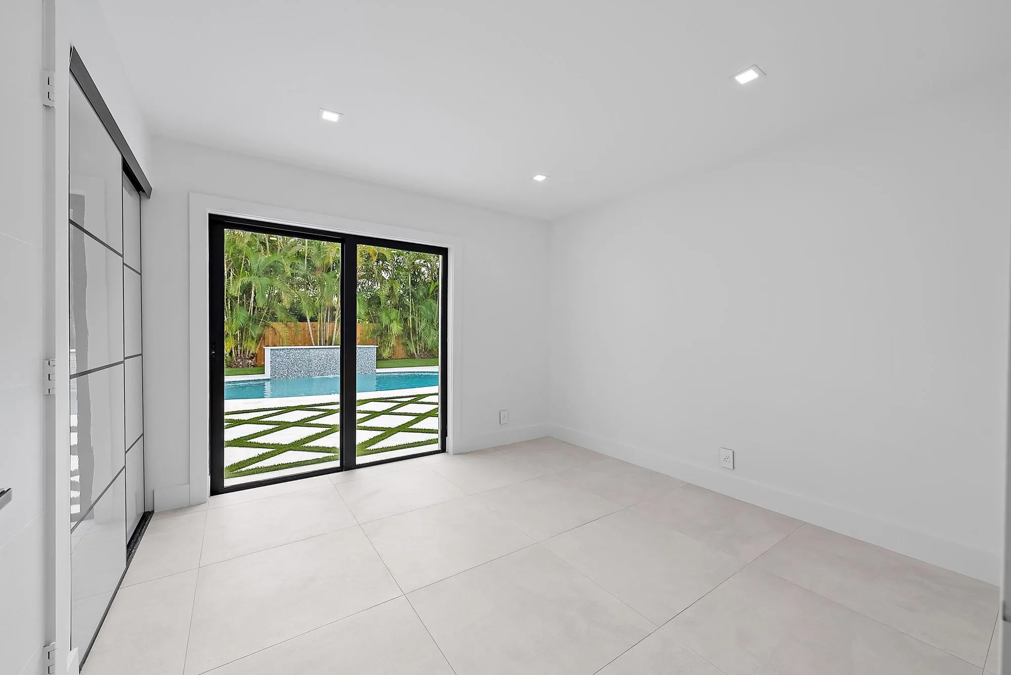 391 W Riverside Dr-17