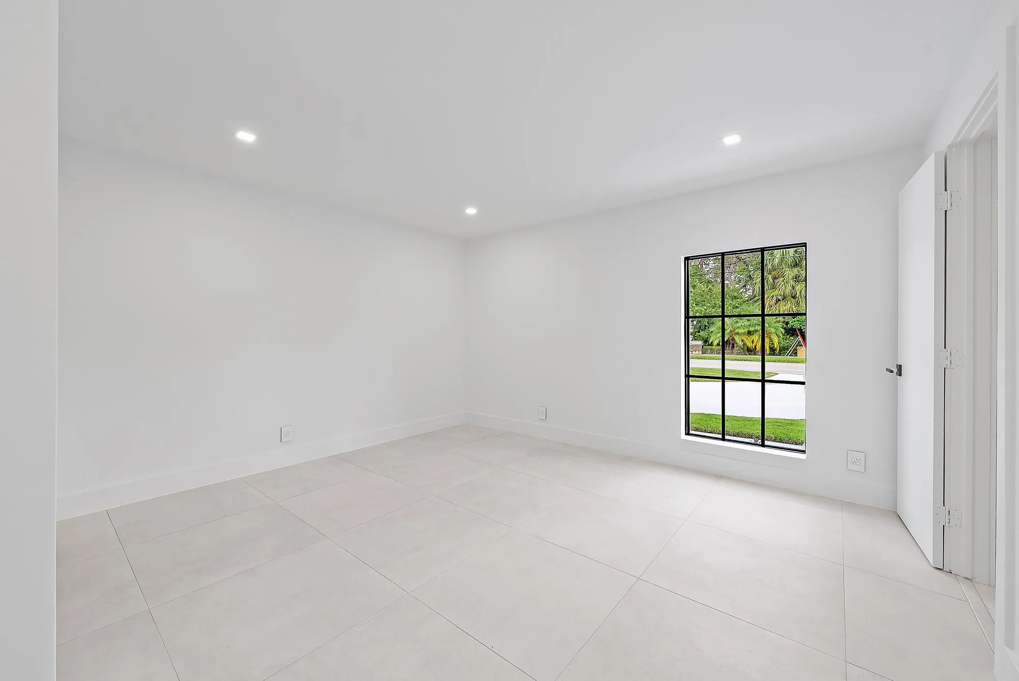 391 W Riverside Dr-27
