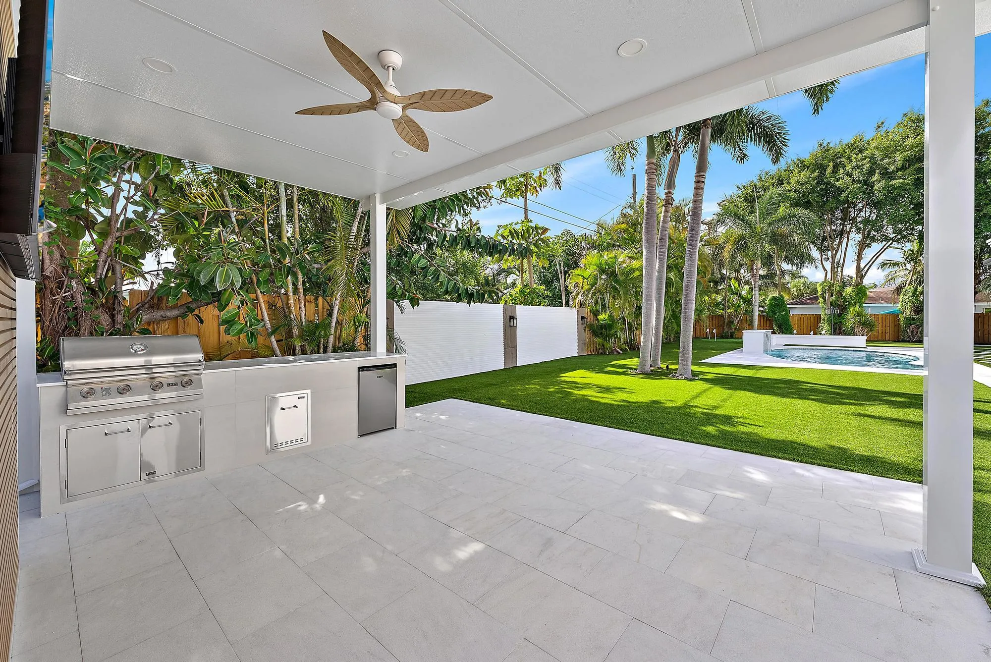 391 W Riverside Dr-2