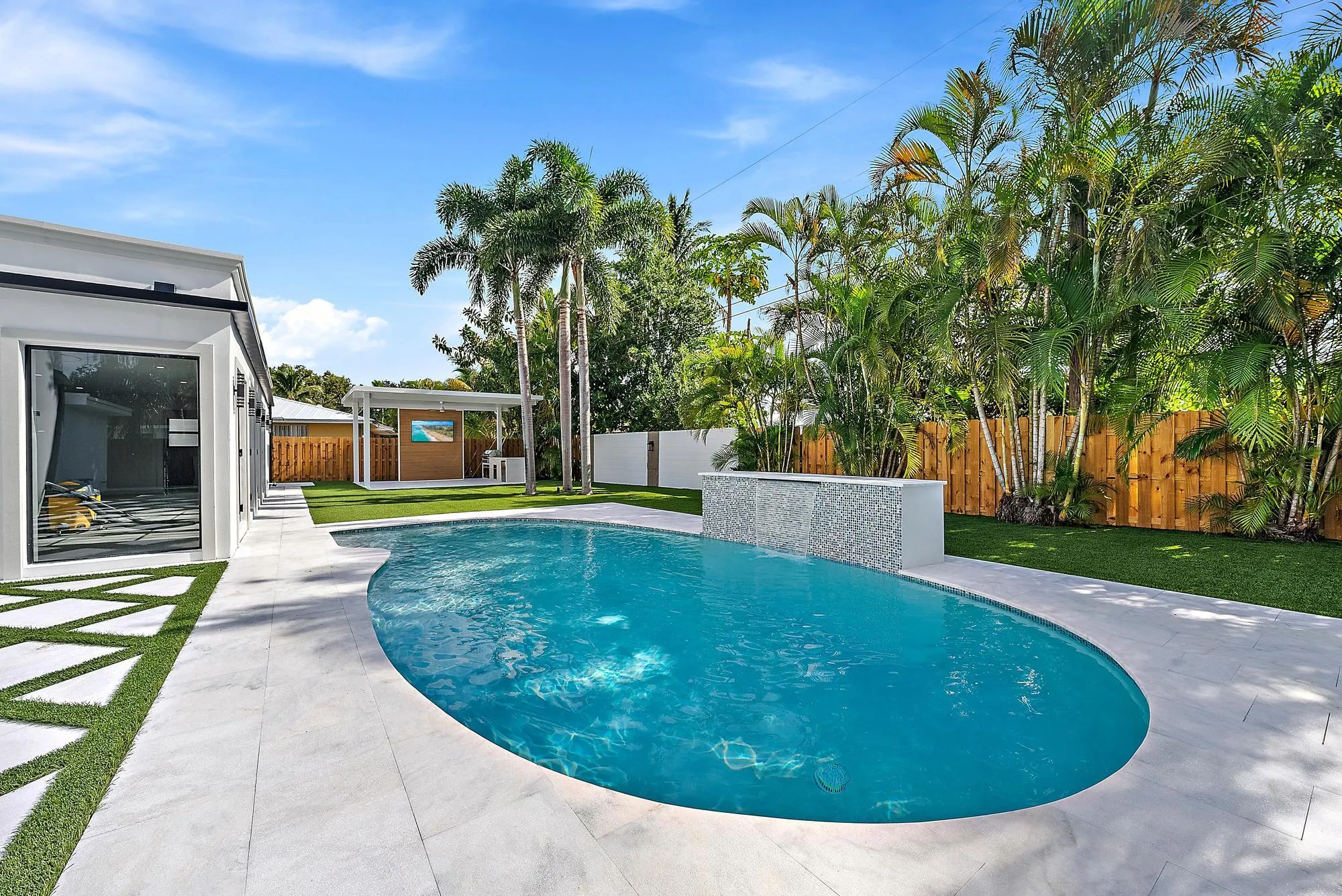 391 W Riverside Dr-5