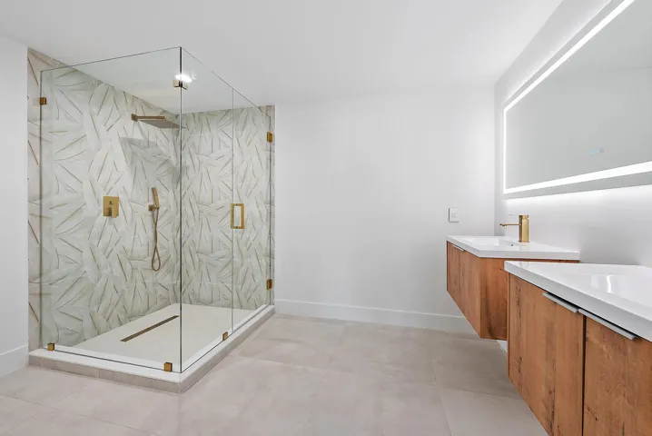391 W Riverside Dr-16