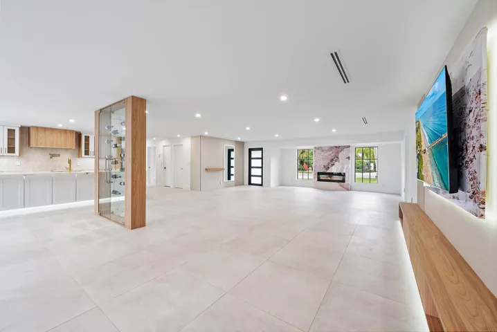 391 W Riverside Dr-34