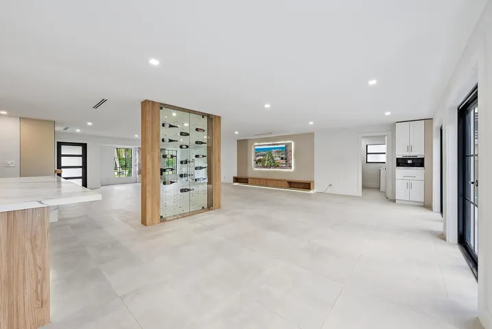 391 W Riverside Dr-39