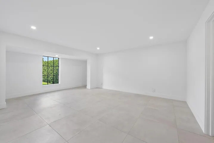 391 W Riverside Dr-14